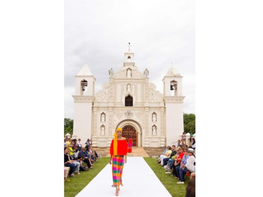 Miguel Chong renueva tradición lenca