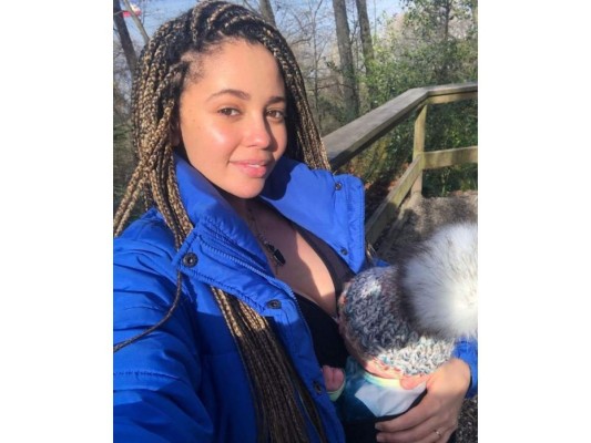 ''Agradecida que tu pequeña alma me elija a mí todos los días'', publicó en la leyenda Vanessa Morgan. Aprovechó para felicitar a todas las madres por su gran esfuerzo y les envió abrazos y mucho amor.