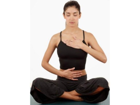 Ejercicios respiratorios sentados. Sentado en una silla, pon tus manos en el tórax para notar cómo se expande y contrae, tome la cantidad máxima de aire que pueda por la nariz y expúlselo lentamente por la boca con los labios fruncidos. Haga 15 repeticiones de este ejercicio 2 o 3 veces al día.