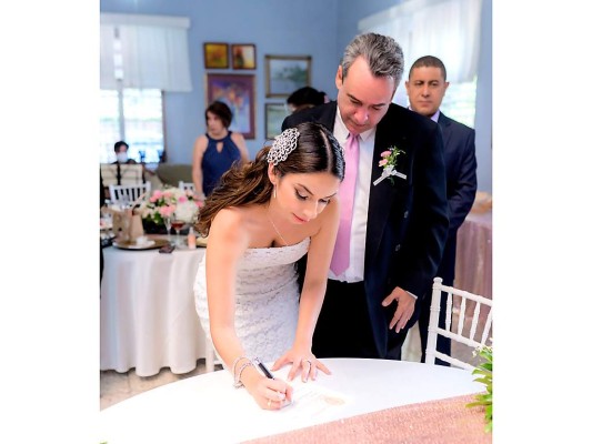 Nathalie Nieto Cortés firma el acta matrimonial junto a su esposo, Gabriel Lardizabal