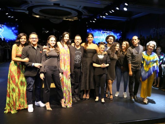 Nuestra editora ejecutiva Blanca Bendeck en un emotivo momento al cierre junto con los diseñadores al cierre de Credomatic American Express Estilo Moda 2016