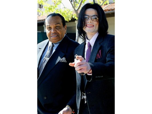El papá de Michael Jackson, Joseph, pegaba a sus nueve hijos. También que les obligaba a trabajar y les presionaba, que su fama se convirtió en su obsesión. 'Mi padre se reía de mi y yo lo odiaba, lloraba todos los días', le contó Michael a Oprah Winfrey allá por 1993. 'Era muy estricto, muy fuerte. Había veces en las que venía hacia mi y me ponía tan malo que vomitaba'.