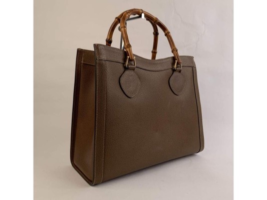 Este bolso fue presentado por primera vez hace aproximadamente 30 años con colores neutros y siempre llevando las distintivas asas de bambú.
