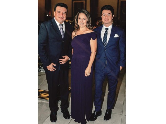 Héctor Bustillo y Sara Bogran celebran por su amor