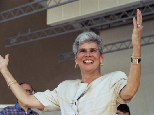 Violeta Barrios de Chamorro. La primera mujer en el continente americano en ser electa al cargo de presidenta fue Violeta Barrios Torres, ganadora de las elecciones generales de Nicaragua en 1990, cumplió la presidencia desde 1990 hasta 1997.