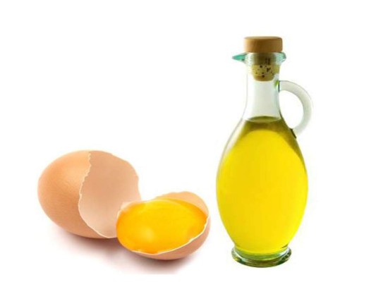 2. Fácil y rápida. Así es esta receta para hidratar y eliminar las células muertas acumuladas en la superficie. Solo necesitas una yema de huevo y dos cucharadas aceite de oliva. Haz la mezcla y déjalo actuar por 20 minutos, enjuaga con agua tibia y repite el tratamiento dos veces a la semana.