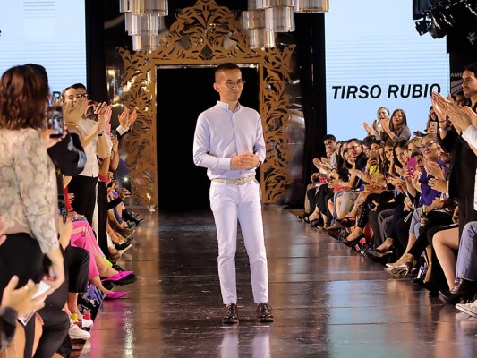 Tirso Rubio debuta en la pasarela de Estilo Moda con una ispiración de ¡Cowboy!