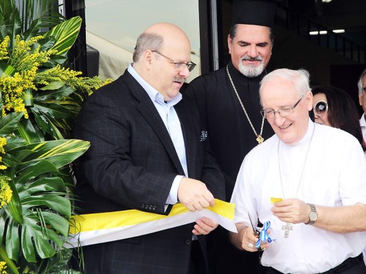 Jorge Canahuati, el padre Jorge Faraj y el obispo de San Pedro Sula Ángel Garachana, en la inauguración de la replica de la Sabana Santa, en Expocentro. Gerson Alachán