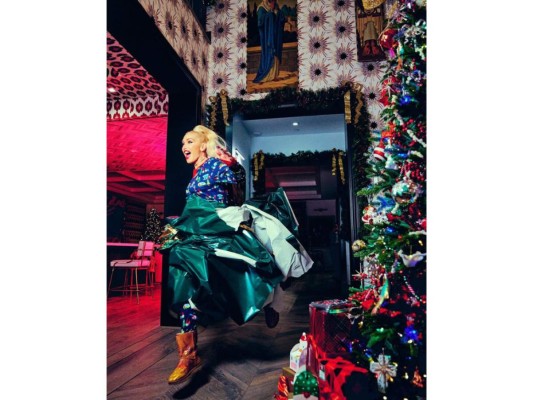 Mira el increíble look navideño de Gwen Stefani.