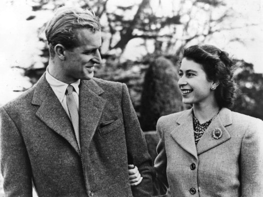 Lilibeth<br/> A sus 18 años conoce a la princesa Isabel, quien solo tenía 13 años en ese momento. Comienzan a tener un intercambio de cartas que se intensifica en medio de la segunda guerra mundial en la que ambos sirvieron a Inglaterra.<br/>
