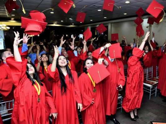 UTH Florida University gradua tercera promoción