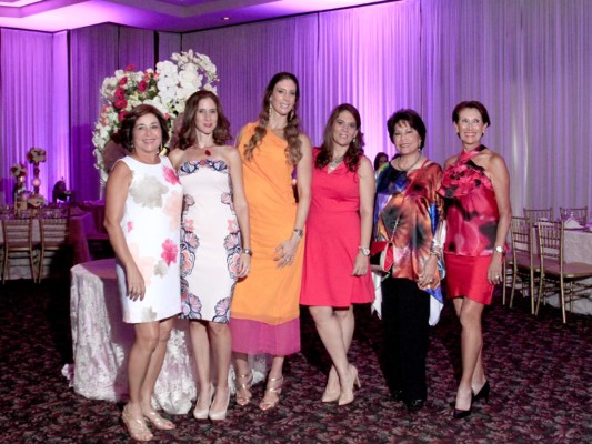 Mirian Boden, Susette Handal, Gabriela Datelle, Ana Ramírez, Nena Díaz y Miriam Millares. Foto: Alex Muñoz.