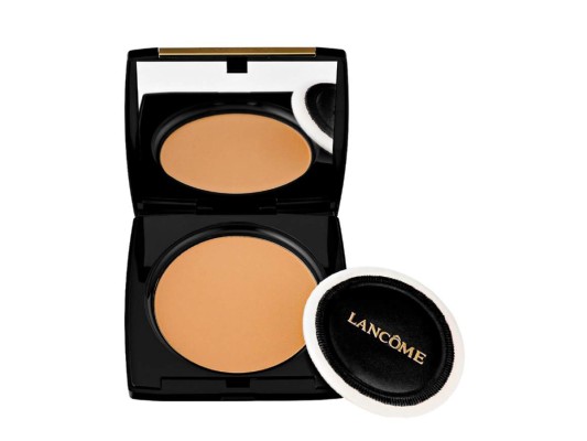 Se puede aplicar en seco como un polvo o húmedo como una base para lograr un acabado mate natural. Ideal para retoques rápidos y para lograr una cobertura traslúcida a completa.