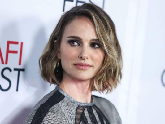 Natalie Portman creció hablando hebreo e inglés en su hogar. Además, puede hablar francés, japonés, alemán y español.