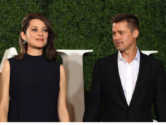 Marion Cotillard y Brad Pitt durante la premiere de 'Aliados' en el Regency Village Theatre de Westwood California