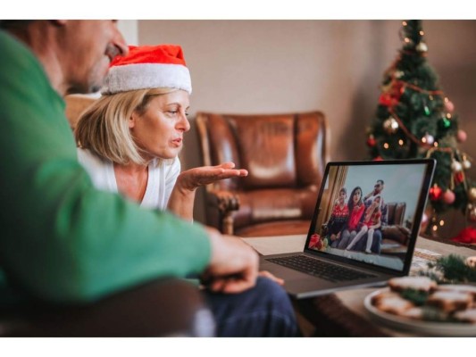 Realiza video llamadas: Ya que no podremos reunirnos con toda nuestra familia y amigos, podemos optar por hacer videoconferencias grupales para sentir de alguna forma que todos nos encontramos en la misma sala.
