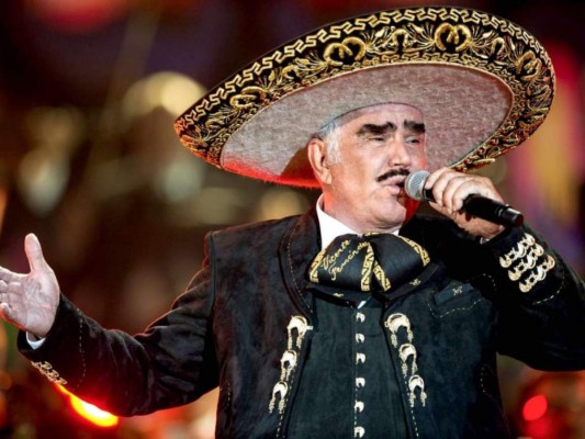 Entre música y aplausos fue despedido Vicente Fernández