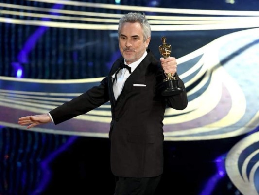 Alfonso Cuarón sube a recibir el premio a Mejor Cinematografía por su película ROMA