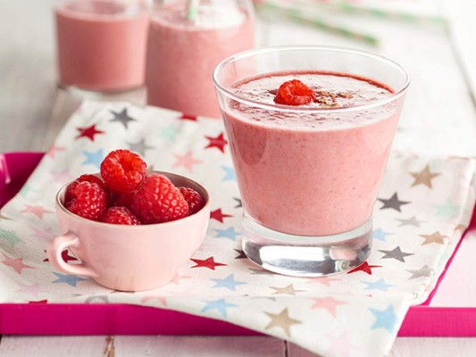 Batido de frutas con yogur. A parte de ser refrescante, son una opción perfecta para disfrutar entre el desayuno y el almuerzo. Agrega hielo, el yogur y la fruta de tu preferencia para esta rica merienda.