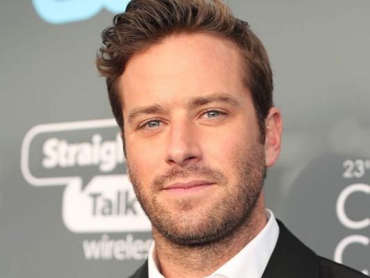 Caso de canibalismo de Armie Hammer<br/>El actor decidió abandonar dos producciones en las que estaba trabajando luego de que se filtraran mensajes suyos enviados a algunas mujeres donde hablaba de prácticas sexuales sadomasoquistas y extremas. Hammer decidió internarse en una clínica de rehabilitación para tratar sus adicciones sexuales, al alcohol y a las drogas. En uno de los mensajes enviado a una mujer decía “Soy 100% caníbal”. Algo realmente grotesco.<br/>