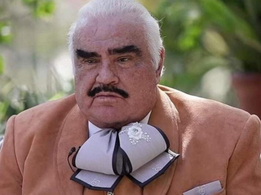 ¡Vicente Fernández se ha vuelto meme gracias a su moño apretado!