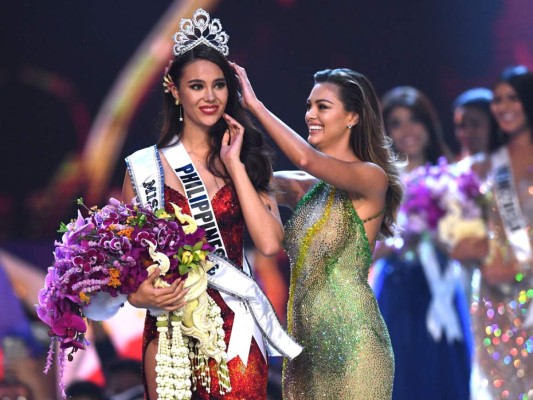 Catriona Gray recibiendo la corona de Demi-Leigh Nel-Peters