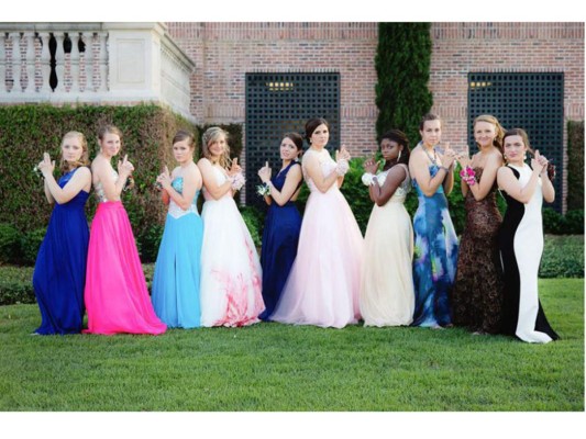 ¡Las poses perfectas para posar con tus amigos en la Prom!