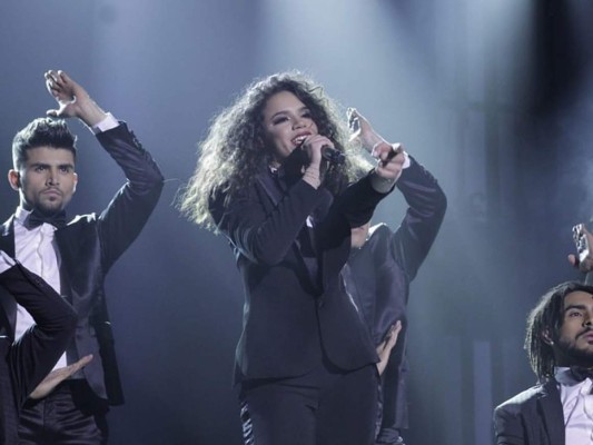 Angie Flores en la gran final de La Academia