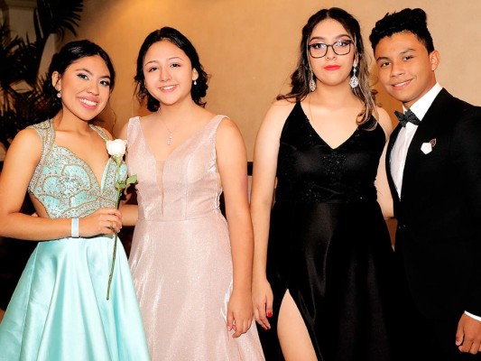 Los Seniors 2019 de la Hillcrest School celebran el fin de su High School con una elegante gala