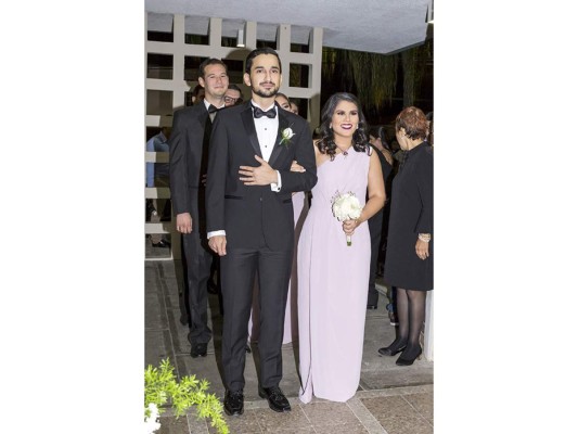 Roberto Ferrufino y Gabriela Alvarado celebran boda eclesiástica   