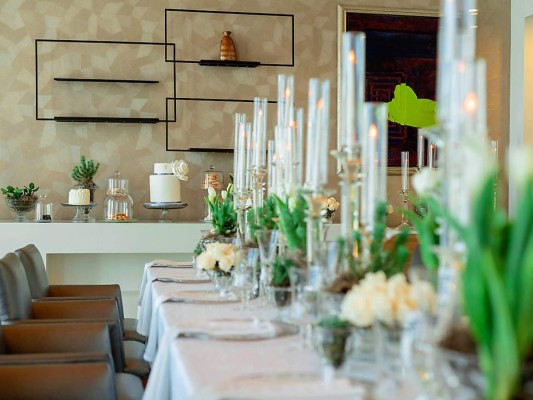 La event planner Fabiola Matamoros optó por una mesa imperial para sentar a los 15 invitados, en una recepción estrictamente familiar y acogedora a la que asistieron tías y abuelos de la pequeña