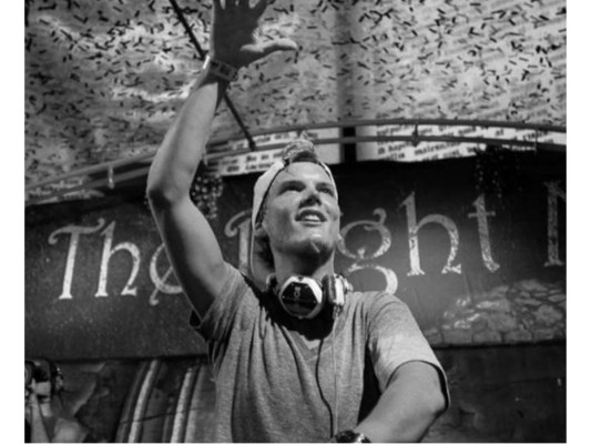 Considerado como el tercer mejor dj del mundo en 2012 y 2013, Avicii era uno de los más esperados en el escenario principal de Tomorrowland este año no será igual sin su presencia 'Por siempre en nuestros corazones' publicó el festival en su cuenta de instagram