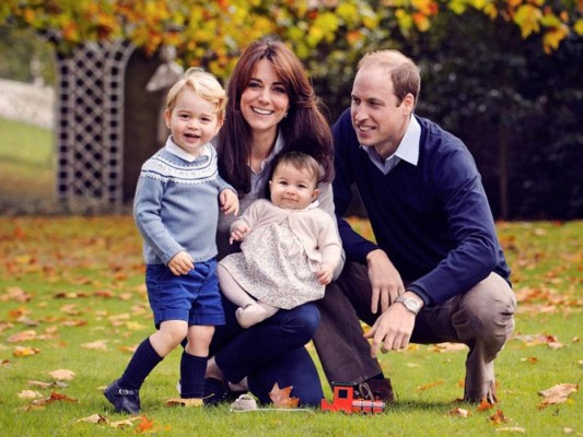 Príncipe George y la princesa Charlotte protagonizan nuevo retrato familiar