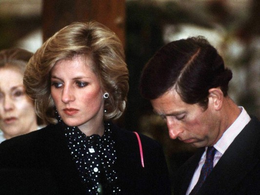 El Príncipe de Gales fue el villano que hizo que la vida de Diana fuera infeliz. The Daily Beast apunta que Charles y Camilla Parker Bowles son despreciados por la población en general por lo que le ocasionaron a la Princesa del Pueblo.