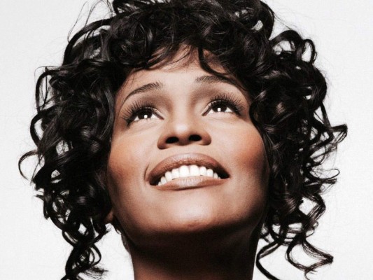 A la edad de 15 años Whitney se encontraba cantando ante el público con su madre, tratando de vender sus canciones sin ayuda de una disquera. <br/>