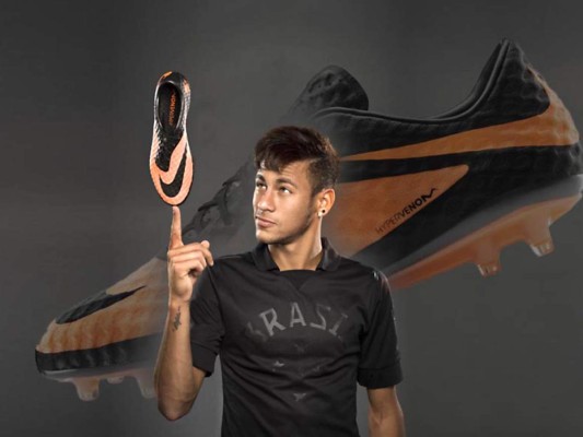 Neymar Jr en dólares<br/>Neymar es una máquina no solo en lo deportivo sino también en lo financiero. Tiene un contrato de 11 años con la compañía de ropa deportiva Nike. Por su parte Panasonic pagó $2,400.000 para asegurar sus servicios por dos años. Asimismo tiene patrocinios con Volkswagen, Red Bull, Claro, Unilever entre otros. Entre sus ganancias anuales de patrocinio alcanza un estimado de €25,000,000.