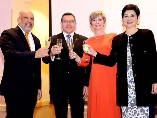 Los embajadores de República Dominicana, Mario y Esther Berigüete con Isaías Barahona y María Antonieta Rivera (Foto- Héctor Hernández)