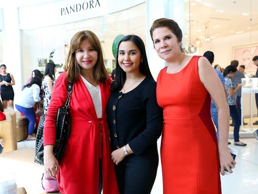 Pandora abre sus puertas en Mall Multiplaza
