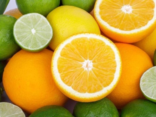 La cáscara de los cítricos proporciona el valor diario de vitamina C, también beneficia la salud del corazón y del aparato digestivo y pueden proteger contra ciertos tipos de cáncer. Contiene grandes cantidades de provitamina A, ácido fólico, vitamina, B6 y calcio.