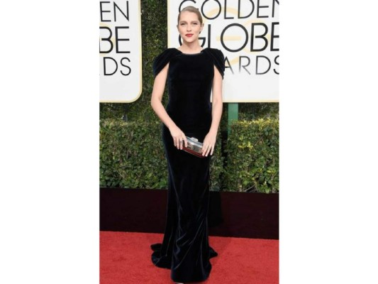 Teresa Palmer en un diseño velvet de Armani Privé