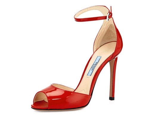 Sandalias de charol rojo con correa ajustable de Prada.