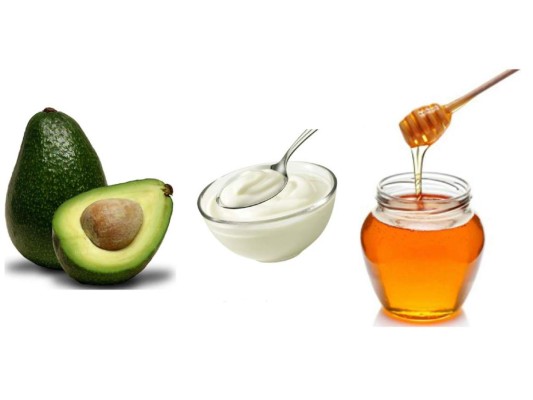 Mascarilla hidratante para rostro. El aguacate hidrata tu piel, el yogurt ayuda a combatir el acné y ácido láctico remueve las células muertas. Mezcla el aguacate, el yogurt griego y la miel en una pasta. La miel ayudará a mezclar los ingredientes. Aplica sobre el rostro y cuello, déjalo reposar por 10 minutos y luego lávalo.