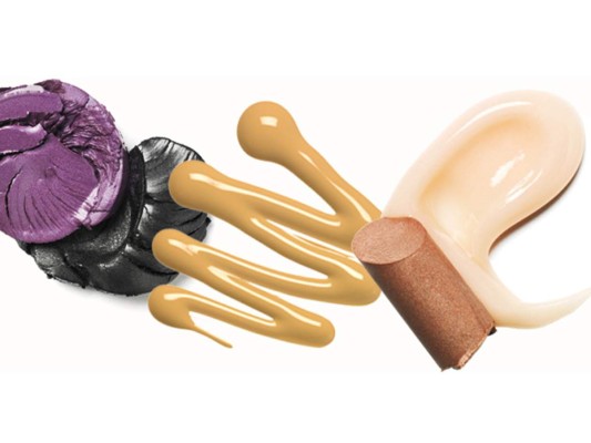 Makeup, cómo elegirlo<br/><br/>Antes de comprar maquillaje, pruébalo a la luz del día, ya que la iluminación artificial altera los colores y los hace lucir distintos. Más que por las tendencias, déjate llevar por las texturas y los colores adecuados a tu tono de piel. Recuerda que tiene fecha de la caducidad y debes renovarlo cada cierto tiempo.