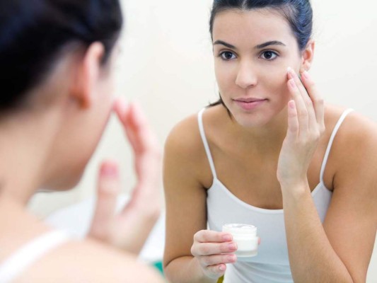#4 Para reparar unos labios deshidratados. “Para los labios es muy bueno ya que restaura los niveles de hidratación mucho mejor que otros productos que solemos utilizar como la vaselina”, afirma Navarro.