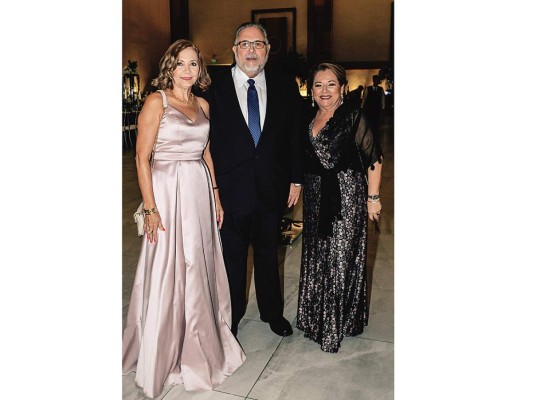 Héctor Bustillo y Sara Bogran celebran por su amor