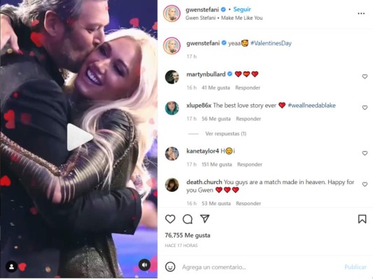 Qué bellos se miran Gwen Stefani y Blake Shelton. Ellos también celebraron al amor luego de varios años juntos.