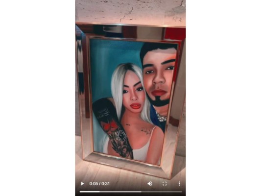 La polémica pareja de Anuel AA y Yailin continúan celebrando San Valentín. En esta ocasión una pintura de los dos hacía parte de los regalos que el cantante le dio a su pareja.