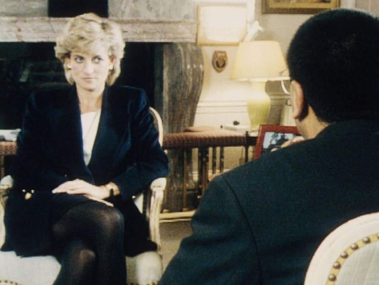 La entrevista a la princesa Diana <br/>Tiempo después de separarse de Charles, mantenían una guerra silenciosa por la atención de los medios. Lady Di se presentó frente a las cámaras a contar su verdad a Martin Bashir, es ahí donde sale la famosa quote ''Eramos tres en el matrimonio'', refiriéndose al romance del príncipe de Gales y Camilla Parker Bowles.<br/>