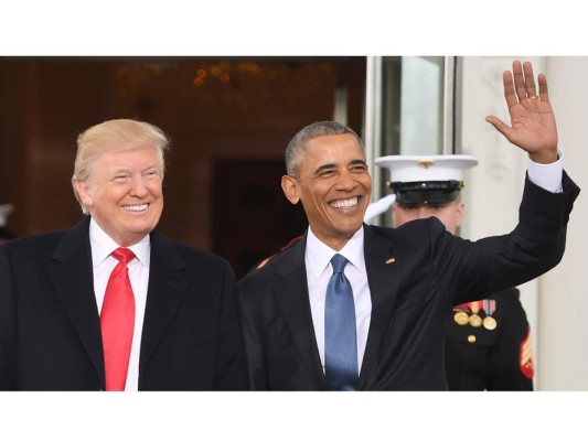 El ex presidente Barack Obama, quien despide su gobierno con un 60 por ciento de popularidad, junto al nuevo mandatario Donald Trump