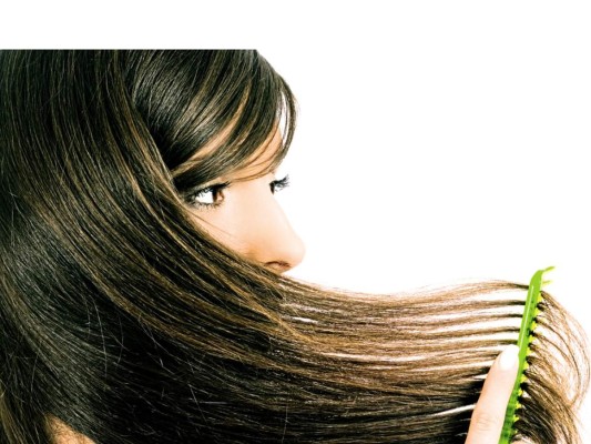 2.Solo te cepillas las puntas. Quizás hayas escuchado que cepillarse mucho puede romper el cabello, pero debes saber que los aceites naturales del cuero cabelludo son uno de los mejores acondicionadores naturales del pelo por lo que es necesario que te cepilles al menos dos veces a diario, desde el nacimiento hasta las puntas. Lo anterior para estimular la circulación y el crecimiento del cabello, además de proporcionarle un brillo natural.